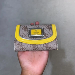 Plånbok guess  - Brun, gul korthållare/plånbok från Guess.