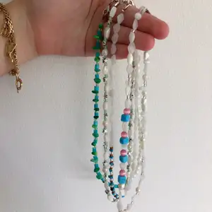 Fina pärlade halsband som jag nu tänker sälja då jag ej använder dom:/ alla är handgjorda förutom två som är från shein🥰 priserna varierar så hör av dig om du är intresserad!