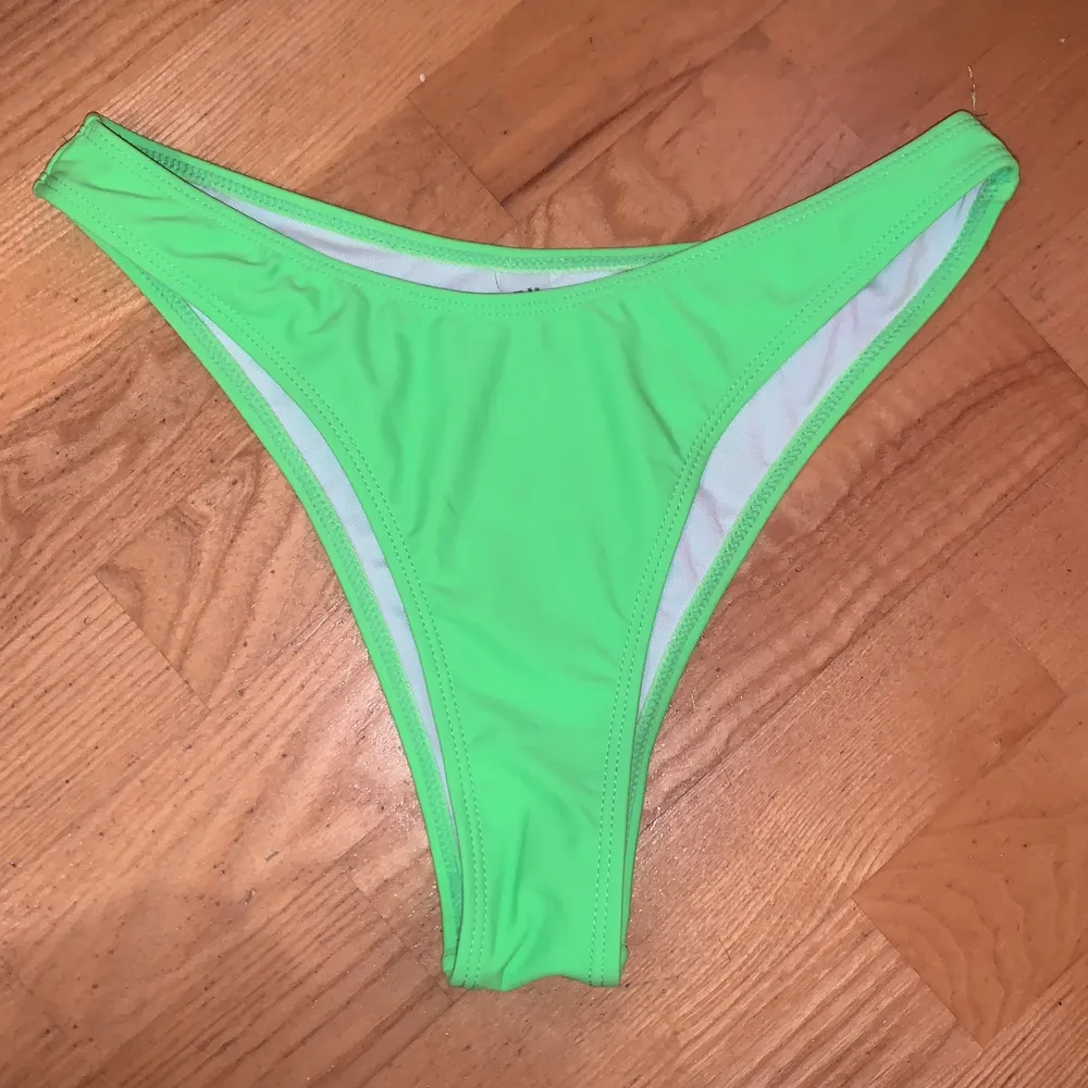 Bikinitrosor, neongröna vilket syns på andra bilden. Endast testade och har tvättats. Stlr s men tycker mer det är som en M. . Övrigt.