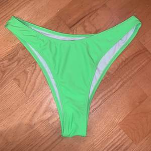 Bikinitrosor, neongröna vilket syns på andra bilden. Endast testade och har tvättats. Stlr s men tycker mer det är som en M. 