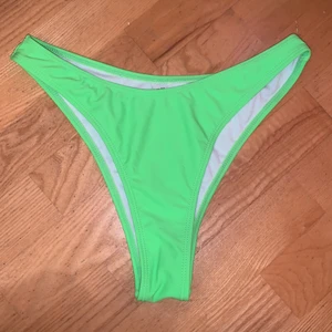 Bikini - Bikinitrosor, neongröna vilket syns på andra bilden. Endast testade och har tvättats. Stlr s men tycker mer det är som en M. 