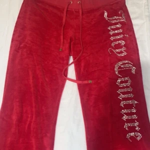 Juicy couture byxor - Bra skick, har använts några gånger, utsvängda. säljs pga för stora.450+ frakt💕