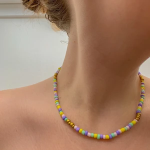 Pastellfärgat pärlathalsband - Somrigt halsband som passar till nästan allt. Fästs med en halsbandsklo bak. Superfint att använda till layered styles.
