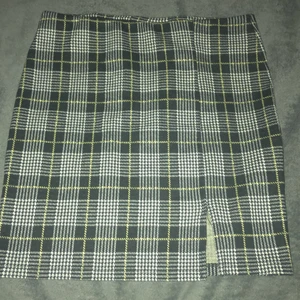 Futtig kjol - Kjolen är från ginatricot och är i ett lite tjockare material den sitter tajt mot kroppen och har en slits på benet ordinarie pris köpt på rea för 79kr