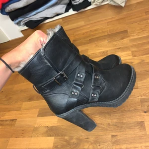 Svarta skinn klackar / stövlar med vaddering. Dem är superbekväma och varma. Har andvänt dem en del men dem är fortfarande i väldigt bra skick. Säljer dem för att dem är för små för mig nu. Köparen står för frakten men jag kan också mötas upp i Uppsala. - Skinn (inte äkta skinn
