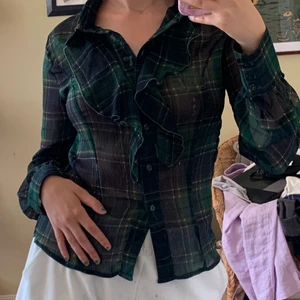 💚Grön-rutig skjorta💚 - 💚Grön-rutig blus köpt second hand. Strl XS-M beroende på hur man vill att den ska sitta💚