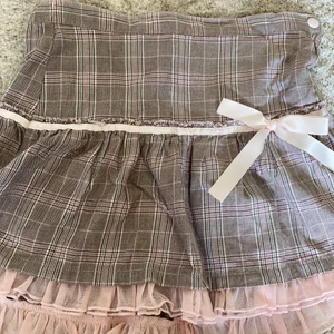 Söt y2k vintage kjol - Jätte söt kjol. Barnstorlek (140) Skulle nog passa XS eller mindre. Då jag inte får kjolen över mins höfter. Har knapp, dragkedja och justerbart elastiskt band i midjan! Köparen står för frakt. (frakt pris beror på vikt och om du vill ha spårbart eller ej!)💕