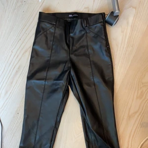 Skinnbyxor - Skinnbyxor från zara med slits framme, har dragkedja! Kan ej visa dessa på då de är för små för mig tyvärr