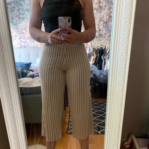 Jättesköna byxor från GinaTricot - Säljer pga att de ej används. Är i bra skit och supersnygga på sommaren. Storlek S men skulle säga att det även passar M. Färgen är gul med svarta sträck. 50kr (frakt tillkommer) pris går att diskutera!!💕💕