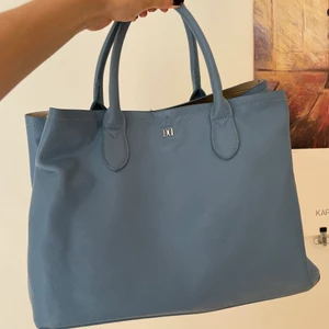 BLÅ VÄSKA DON DONNA - BLÅ väska från Don Donna! Bra skick, perfekt för ex datorn och dyl. Praktiska innerfack som du ser på bilden 🥰