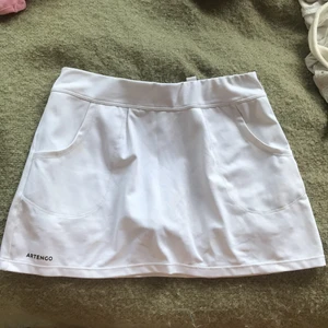 Tennis kjol - Supertrendig tenniskjol. Går både att ha i lågmidjade och högmidjat. Insydda shorts under som är väldigt praktiskt. Kom privat för mer info eller intresse✨