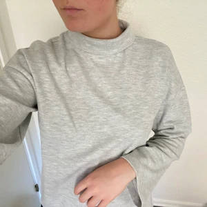 Grå polotröja  - En tjockare polotröja med breda armar! Snygg att klä upp och ned🤩