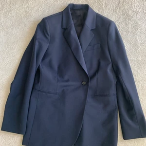 Mörkblå kavaj Arket - En kavaj från Arket i mörkblått & storlek S. Superfin kvalité och varsamt använd, fortfarande i nyskick. Nypris 1300 kr. Frakt ingår 🙌🏼💙