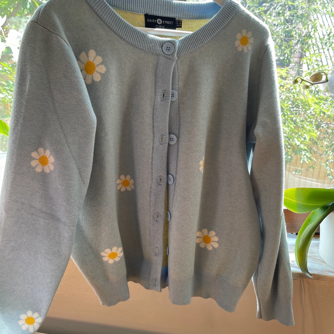 Stickad kofta med prästkragar 