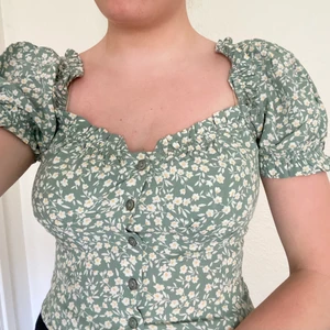 Grön tropp  - Denna snygga sommriga topp från Nelly har jag tyvärr aldrig fått användning för då den är för liten.. Älskar modellen och mönsret! Hoppas på att den kommer till användning av någon annan istället🥰