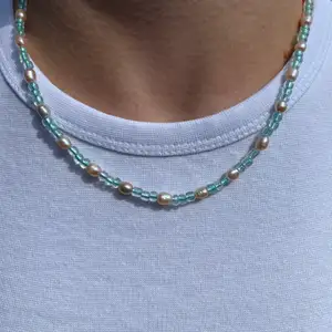 Snyggt och trendigt hemmagjort halsband av glaspärlor och sötvattenpärlor. Köparen står för frakten!🌸🌼 