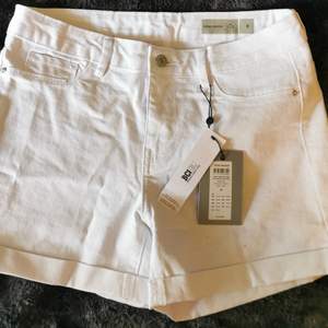Oanvända vita shorts från VERO MODA. Finns ej i sortimentet längre, köpt 2019. 