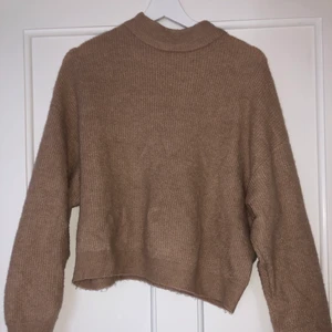 Stickad tröja - Jätteskön stickad tröja från Hm! Väldigt stretchig. Beige/brun🤎 50kr + frakt.