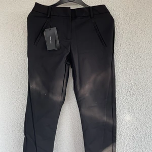 Kostymbyxor  - Ett par kostymbyxor som är helt nya i stl 30”xs