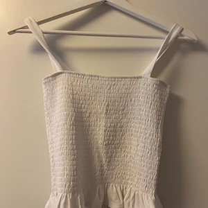 Topp från Hm - En enkel och stilren topp från HM, sparsamt använd. I storlek S och rätt i storlek. Köpt för 99 kr och säljs nu av mig för 35 kr, köparen står för frakt