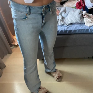 Blåa bootcut jeans - Jag säljer nu dessa blåa bootcut jeans men en jättefin blå tvätt. Dessa jeans har nu blivit för små för mig. Dom är köpta på second hand butiken Myrorna. 