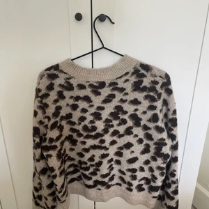 Leopard stickad tröja. Strl S - En fin stickad tröja! Super skön och sticks ej!