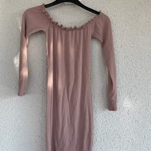 En sparsamt använd klänning från bikbok i stl xs