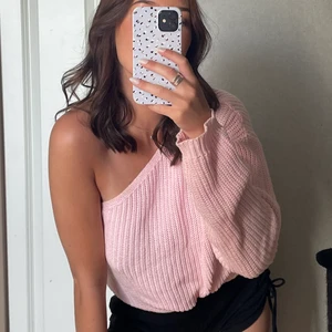 Offshoulder  - Mysig tröja från Nelly tror jag💕 står storlek XS men passar S jätte bra. funkar o sätta toffs om man vill ha den kortare