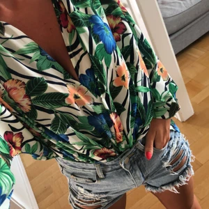 Snygg tropisk blus storlek M - Oanvänd blus i storlek M, passar även S. Okänt märke 