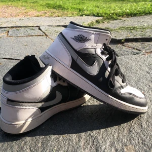 Jordan 1 mid - Lägger upp igen pga oseriösa köpare. Stl 38,5 har tyvärr inget kvitto eller någon låda men dom är 100% äkta. Säljer pga att dom är för små. Köpare väljer och står för frakt 