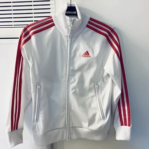 Adidas kofta  - Adidas kofta, Str: 140, Modell: tjej, Färg: vit med rosa ränder, Skick: fint skick, Pris: 200kr.  Kolla gärna in mina andra inlägg, Vid intresse av fler varor så fixar jag ett bra paketpris!