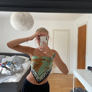 Topp - Snygg topp som passar asbra att ha till fest! Säljer denna superfina topp för att jag tyvärr inte känner mig bekväm i den!❤️