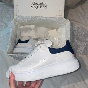 Använda Alexander McQueen i vit läder och mörkblå mocka. Köpta på Illum i Köpenhamn. Väldigt bra skick (skriv för fler bilder). Ny pris 2950 DDK motsvarar 4063 SEK och säljs för 2500kr, köparen står för frakt. 