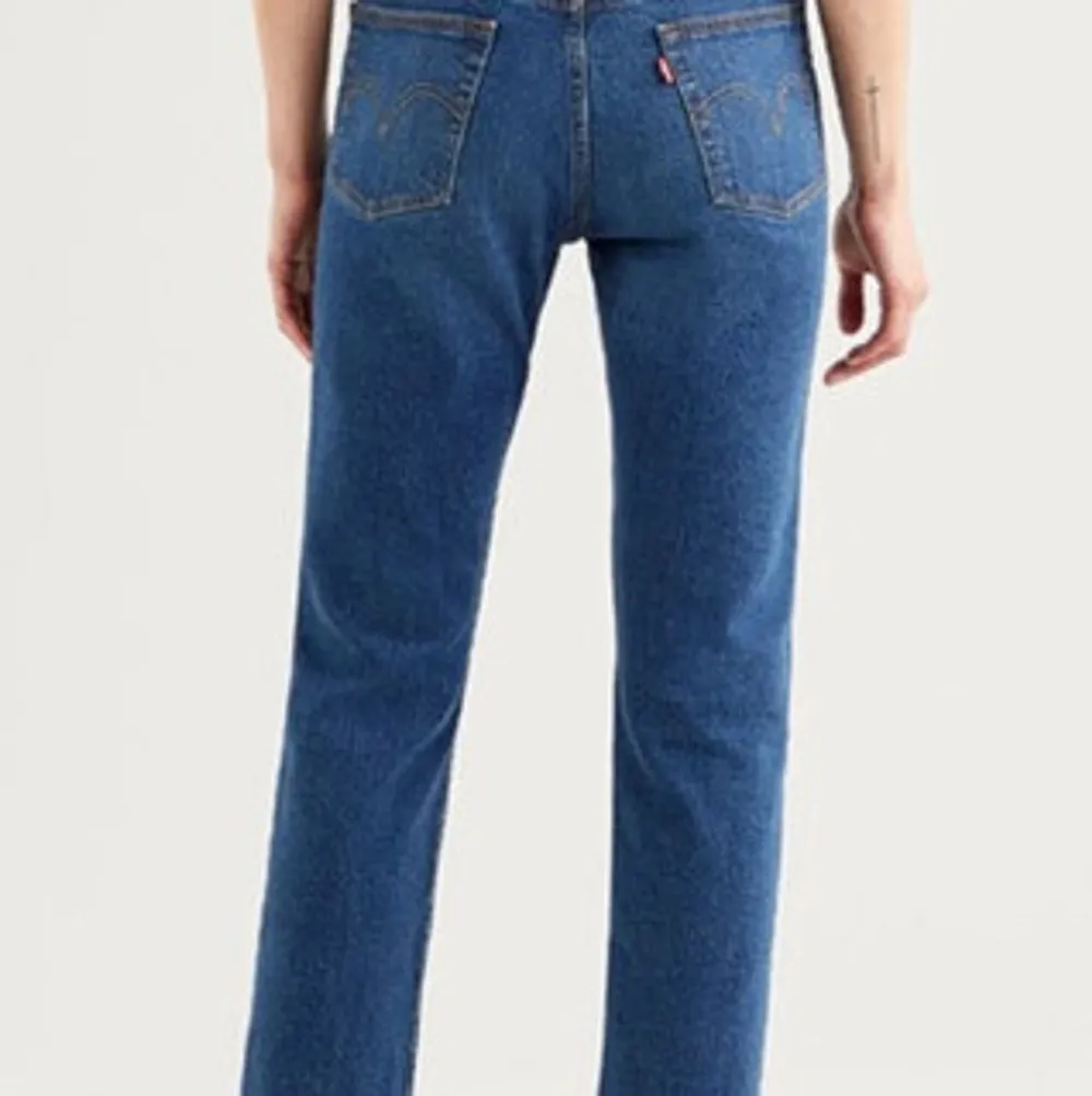 Ett par jättefina L jeans i storlek 29 super bra sick och ingen frakt för mer bilder och info eller diskussion om priset skriv i DM 💖💖 . Jeans & Byxor.