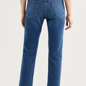 Ett par jättefina L jeans i storlek 29 super bra sick och ingen frakt för mer bilder och info eller diskussion om priset skriv i DM 💖💖 