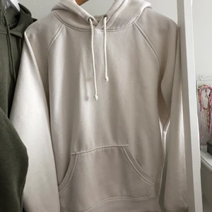 VIT HOODIE🤍 - En vit hoodie från BikBok i strl S. Säljer för 80kr, köparen står för frakten. Hör gärna av dig om du har några funderingar🤍