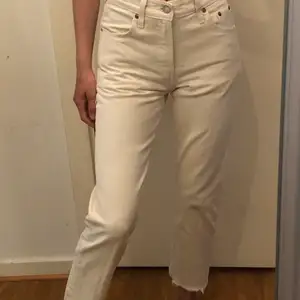 Vita jeans från Levis. Ankellånga och rak modell. Sparsamt använda, väldigt fint skick. 🤍