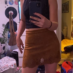 Somrig o unik kjol! - Kjol i mockaliknande material, jättefint skick! Storlek S - blir lite kort på mig som är ca 165 cm. 29kr + 48kr frakt = 77kr totalt!