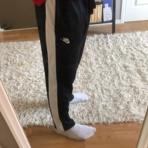 Nike trackpants - Säljer dessa snygga trackpant från Nike, riktigt sköna och passar till de mesta. Säljer pågrund av ingen användning, pris kan diskuteras!
