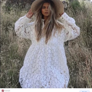 Vit klänning zara - Verkligen så fin klänning från zara men jag har aldrig använt den. Prislappen är kvar och den är i nyskick.