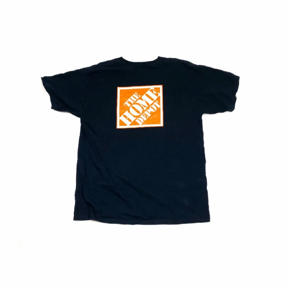 Säljer en vintage home depot t-shirt i storlek Large, tröjan passar grymt oversized om man har storlek medium eller small. Skickar endast, Ha en bra dag!👍🏻. T-shirts.