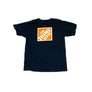 Säljer en vintage home depot t-shirt i storlek Large, tröjan passar grymt oversized om man har storlek medium eller small. Skickar endast, Ha en bra dag!👍🏻