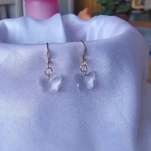 Fjärilsörhängen - Fjärilsörhängen i glas 🤍   🤍 69 kr  🤍 frakt på 15 kr tillkommer   Kontakta mig vid frågor eller köp! 🤍