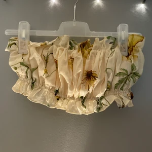 Topp - En oanvänd topp från H&M. Köpte den för 99kr så säljer den för 30kr