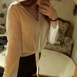 Blus - ☆Fin vit tröja ☆Använd fåtal gånger ☆Väldigt bra skick ☆ knäppning och knytning fram  Skriv privat om några frågor eller intressen💕