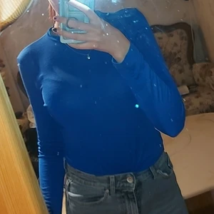 Långärmad  - ☆Aldrig använd. ☆Väldigt fint skick. ☆Sval och tunnt material. ☆Fin färg och bekväm. ☆Stretchigt material. Skriv privat om några frågor eller intressen💕