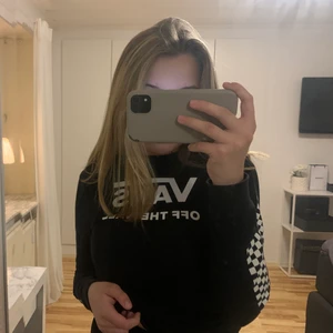 vans tröja  - snygg långärmad vans tröja i fint skick, strorlen s/xs, ett litet hål på armen men inget som märkt 💕