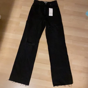 Svarta Zara Jeans - Säljer dessa jätte fina svarta jeans från zara då de var för små i storleken, skulle säga att de sitter som ungefär storlek 36, de är alltså aldrig använda o har ett väldigt bra skick