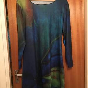 Den här klänningen har härliga färger, den skiftar i blått och grönt. Dessvärre är den för liten för mig. Material polyester/bomull. 