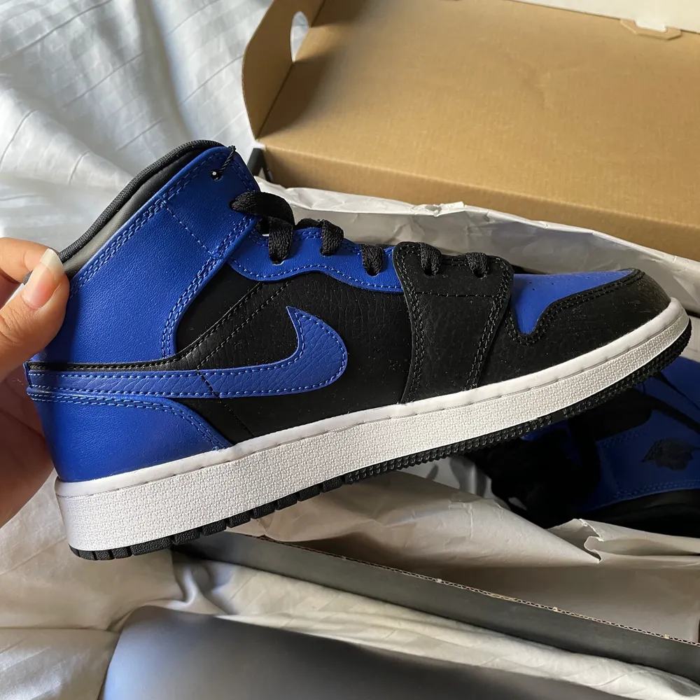 SENASTE BUD: 1550 (avslutas 3/8-2021)💖 SPLITTERNYA Nike Air Jordan 1’s Mid. Storlek:  EU 38. Kvitto, skolåda och prislapp finns kvar:) Köpta för 1500kr några veckor sedan. Skor.